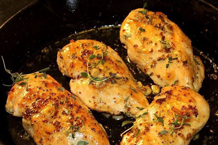 Куриная грудка в чесночном маринаде: сочное филе с сырно-помидорной начинкой