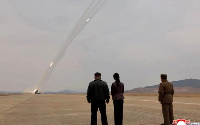 Ким Чен Ын вместе с дочерью показал силу дальнобойной артиллерии КНДР