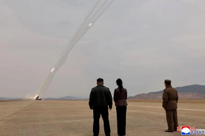 Ким Чен Ын вместе с дочерью показал силу дальнобойной артиллерии КНДР