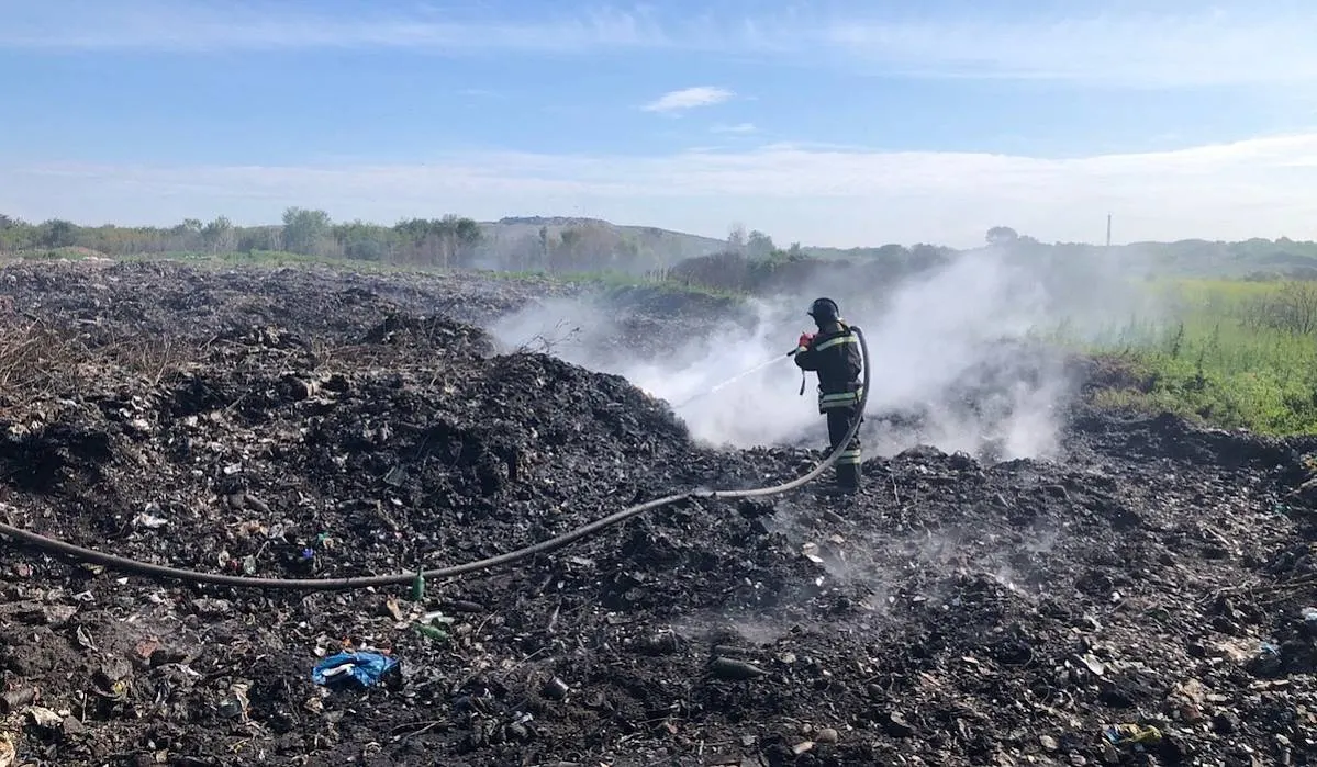 Под Куйбышевом вспыхнул огромный мусорный полигон