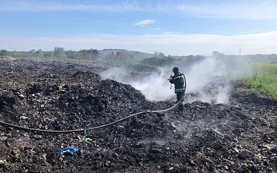 Под Куйбышевом вспыхнул огромный мусорный полигон