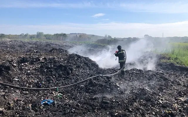 Под Куйбышевом вспыхнул огромный мусорный полигон