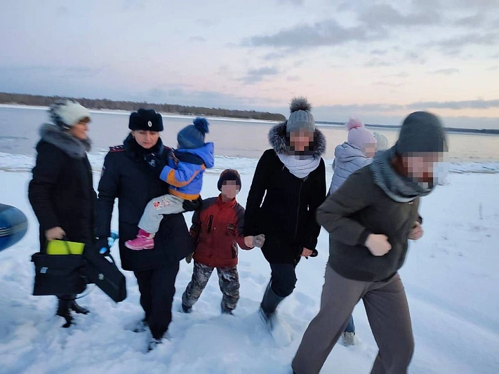 В Красноярском крае восемь детей оставались в доме без родителей, еды и тепла 