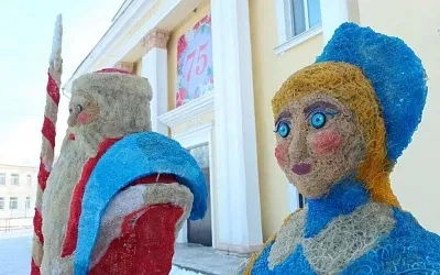 Жители приморского города испугались фигур Деда Мороза и Снегурочки