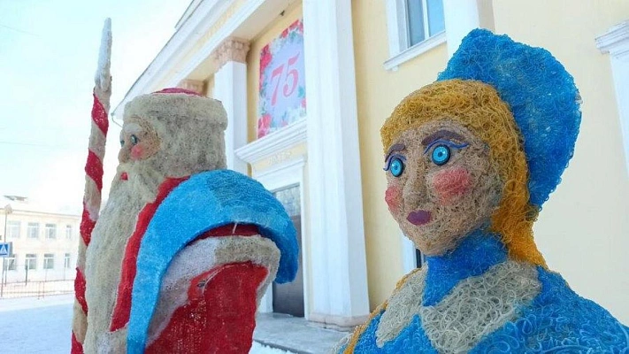 Жители приморского города испугались фигур Деда Мороза и Снегурочки