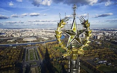 Началась масштабная реставрация шпиля МГУ