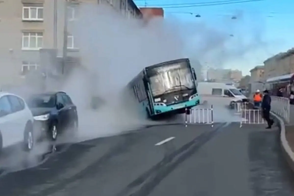 В Петербурге автобус с пассажирами провалился в яму с кипятком