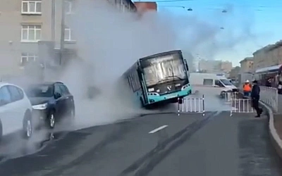 В Петербурге автобус с пассажирами провалился в яму с кипятком