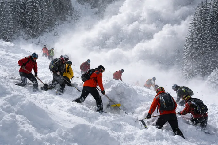 На горнолыжном курорте в Грузии лавина накрыла туристов
