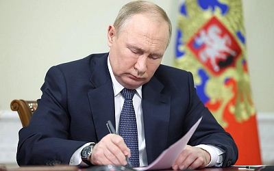 Владимир Путин подписал указ о повышении себе и другим чиновникам зарплат
