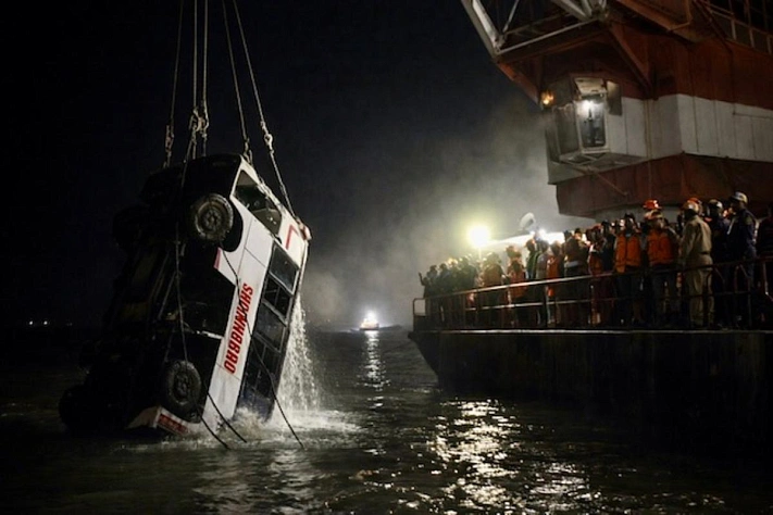 Автобус с пассажирами упал в реку Падма в Бангладеш