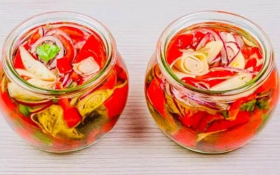 Маринованные крабовые палочки с перцем и луком: летняя закуска