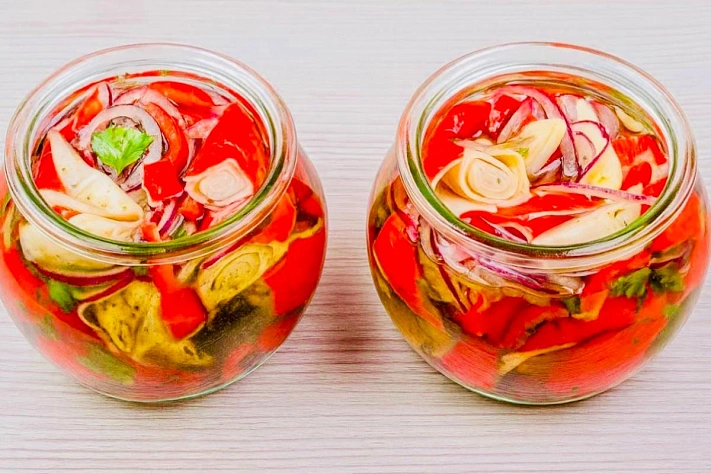 Маринованные крабовые палочки с перцем и луком: летняя закуска