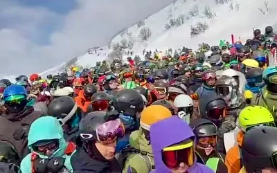 Это очередь на подъёмник или рождественские гуляния? 