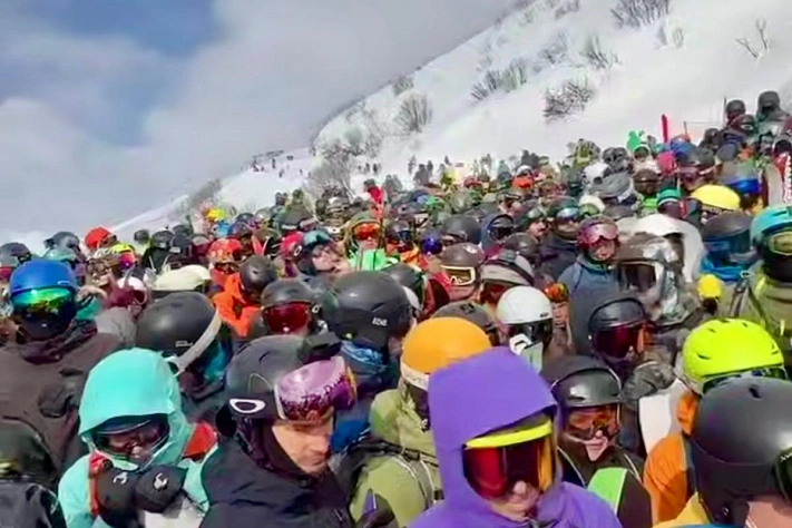 Это очередь на подъёмник или рождественские гуляния? 