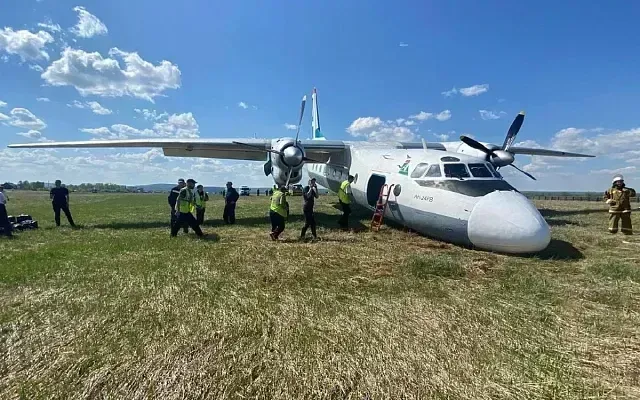 В аэропорту Киренска у самолёта Ан-24 сломалась передняя стойка шасси