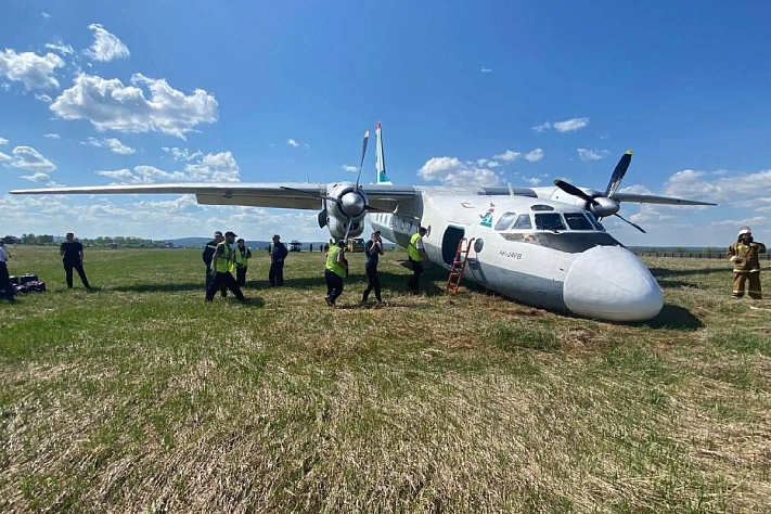 В аэропорту Киренска у самолёта Ан-24 сломалась передняя стойка шасси