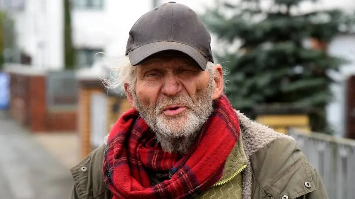 Роющийся в мусорках пенсионер накопил 700 тысяч евро