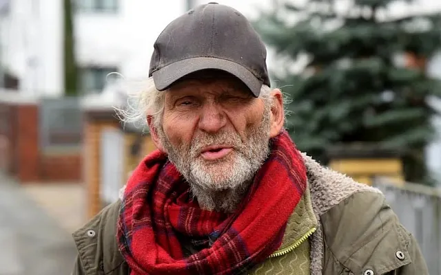 Роющийся в мусорках пенсионер накопил 700 тысяч евро