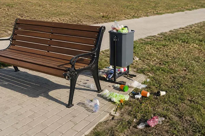 В Слуцке мусор на аллее связали с нехваткой урн