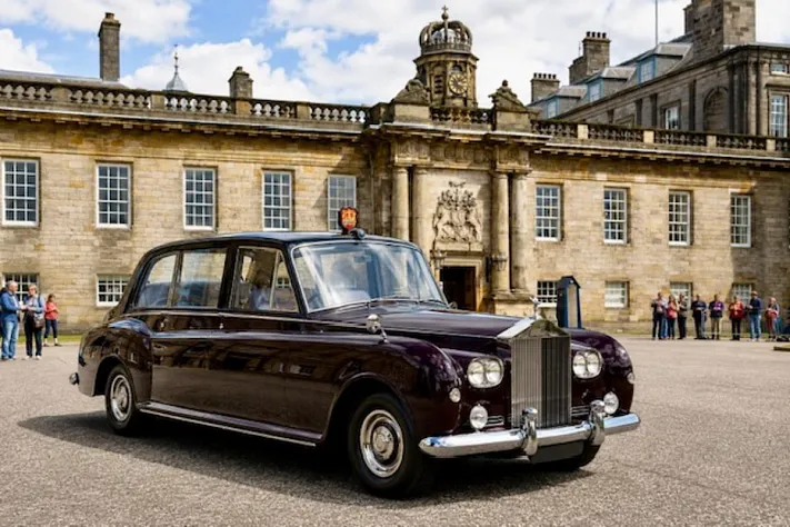 Rolls-Royce Елизаветы II выставят у дворца