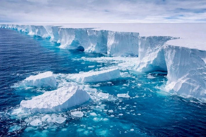 История гиганта A23a подходит к концу и лёд не выдерживает тёплой воды