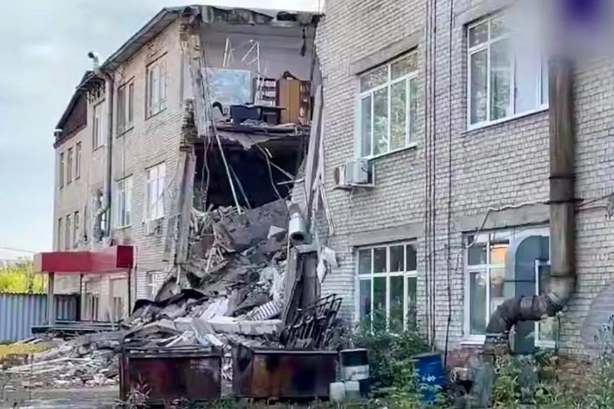 Офисное здание рухнуло в Екатеринбурге