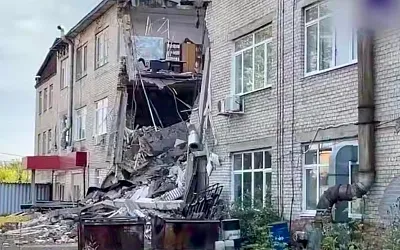 Офисное здание рухнуло в Екатеринбурге