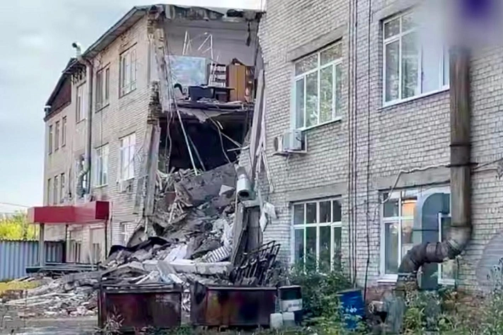 Офисное здание рухнуло в Екатеринбурге