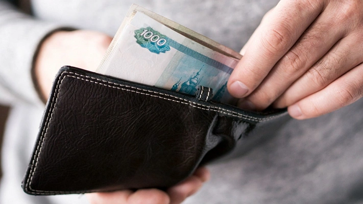 Сколько денег у россиян остаётся перед зарплатой