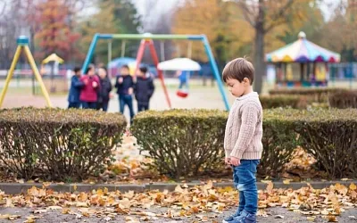 Как ведёт себя ребёнок с аутизмом и можно ли улучшить его состояние
