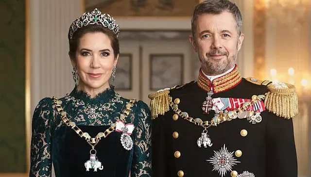 Королевская семья Дании представила официальный портрет