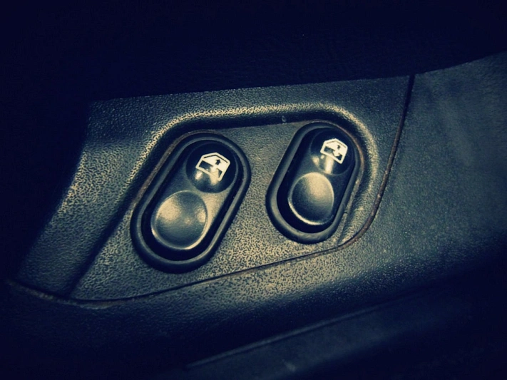 Четырёхлетний мальчик погиб, играя со стеклоподъёмником в автомобиле отца