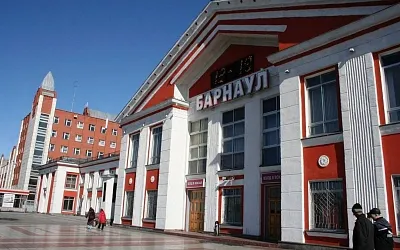 В Барнауле мужчина выбросил маленькую дочь из окна вокзала, а затем попал под поезд
