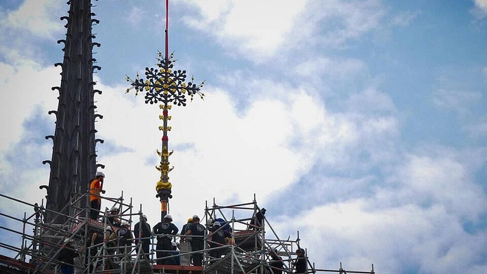 На собор Парижской Богоматери установили крест