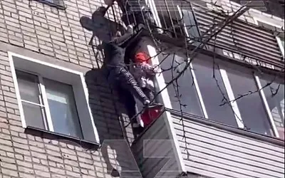 В Кирове мужчина спас девочку, вышедшую на карниз