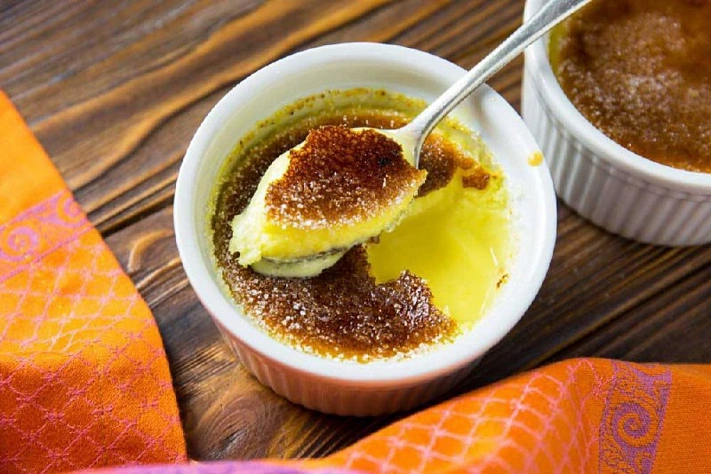 Делаем классический французский десерт с хрустящей карамельной корочкой