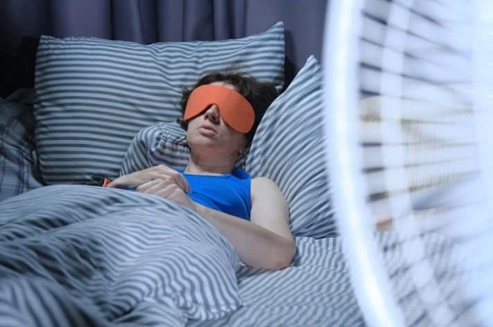 Врач-сомнолог дал советы, как легко уснуть в жару