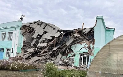 В Татарске рухнула школа, признанная аварийной ещё 12 лет назад