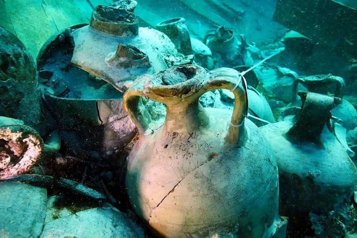 У побережья Италии найдено древнеримское судно с грузом соуса