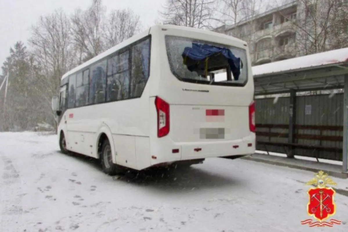 В Ленинградской области обстреляли автобус строителей: полиция ищет стрелка