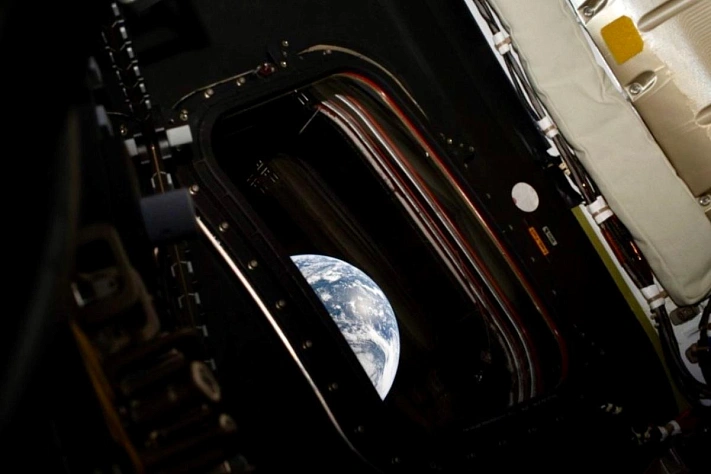 NASA показало Землю с «Ориона» на пути к Луне