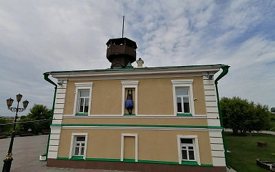 Томский «памятник любовнику», убранный с фасада музея, продают на Авито