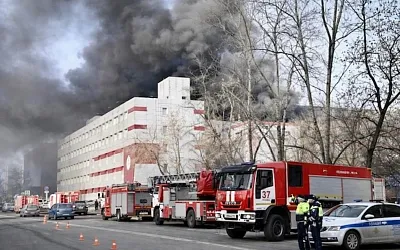 Пожар в московском бизнес-центре потушили к утру