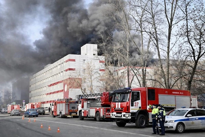 Пожар в московском бизнес-центре потушили к утру