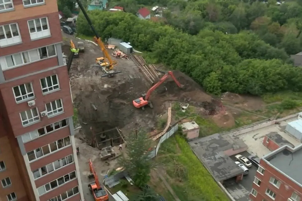 Провал в Новосибирске достиг 16 метров и продолжает расти