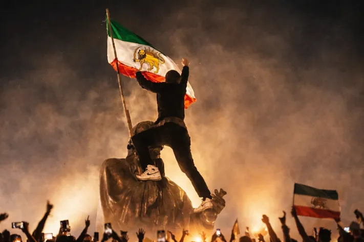 Кеды Nike и иранский флаг на балконе в Лондоне