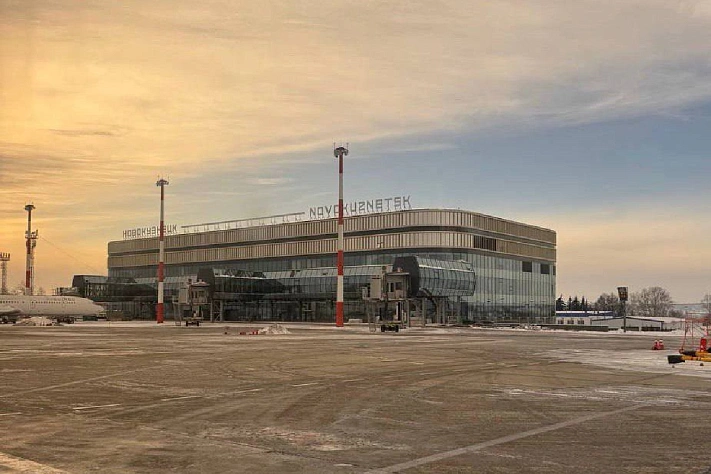 Аэропорт Новокузнецка приостановил рейсы из-за дефектов ВПП