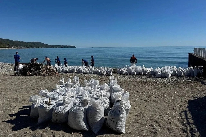  В Туапсе собрали более 4 тысяч «кубов» загрязнённого нефтепродуктами грунта