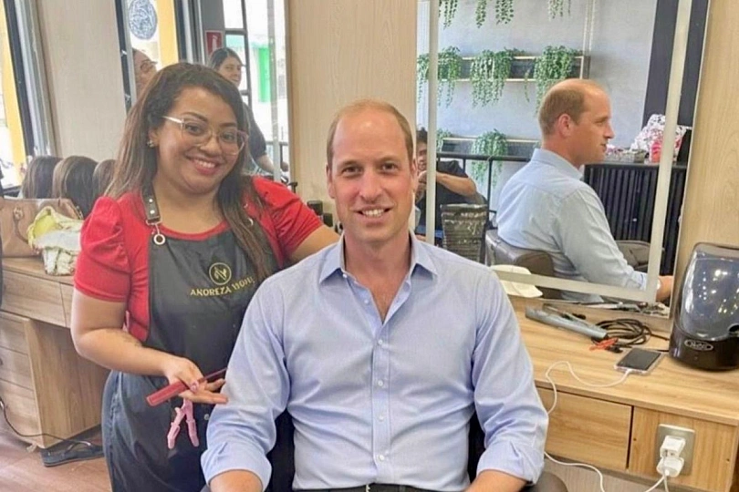 принц уильям меняет костюм на парикмахерское кресло